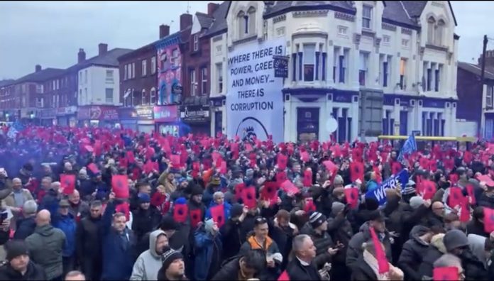 In the first home game since the official loss of 10 points in the English Championship, Everton fans had the Premier League as their main target. (Photo: X)