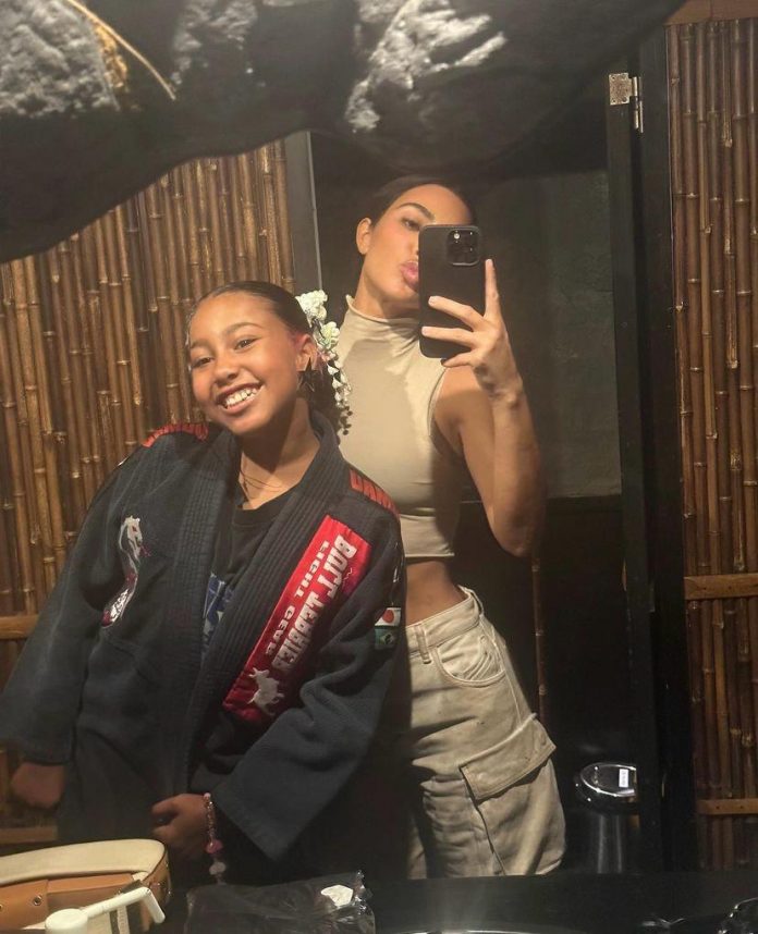 This Tuesday (26), Kim Kardashian shared a recap of the Kardashian’s annual Christmas Eve party, and highlighted what she and her kids wore to the gathering. (Photo: Instagram)