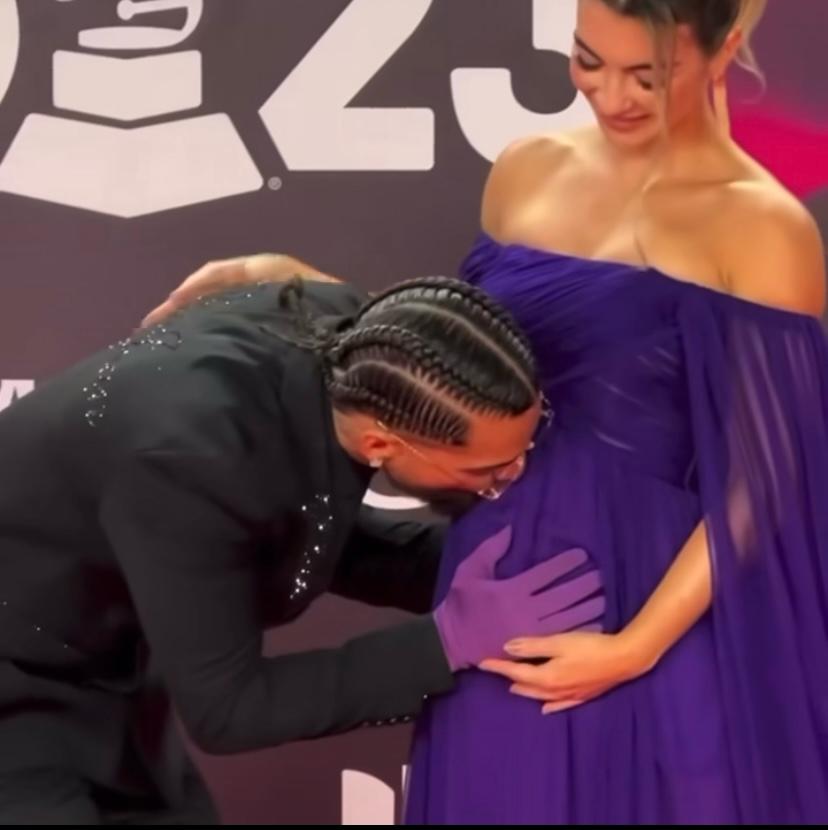 At the 2023 Latin Grammy Awards, the Colombian singer appeared on the red carpet with Susana, and kissed her belly as they posed for photos.(Photo: Instagram)