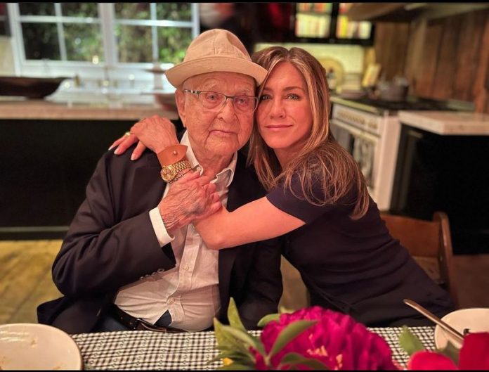This Wednesday (6), Jennifer Aniston paid her tribute to prolific television writer and producer Normam Lear, following the news of his death. (Photo: Instagram)