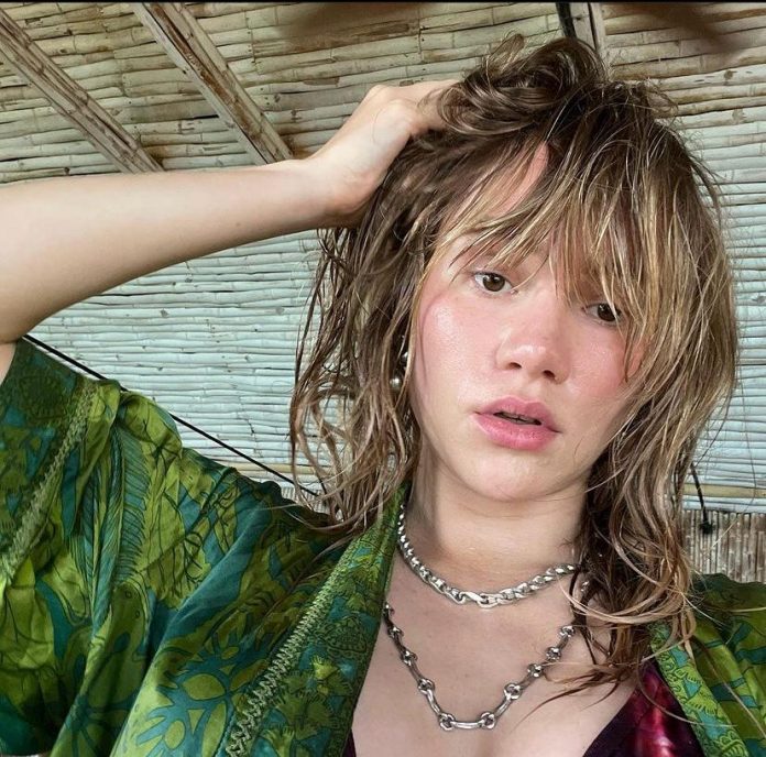 This Thursday (21), Suki Waterhouse posted pictures showing her baby bump, amid engagement rumors with Robert Pattinson.(Photo: Instagram)