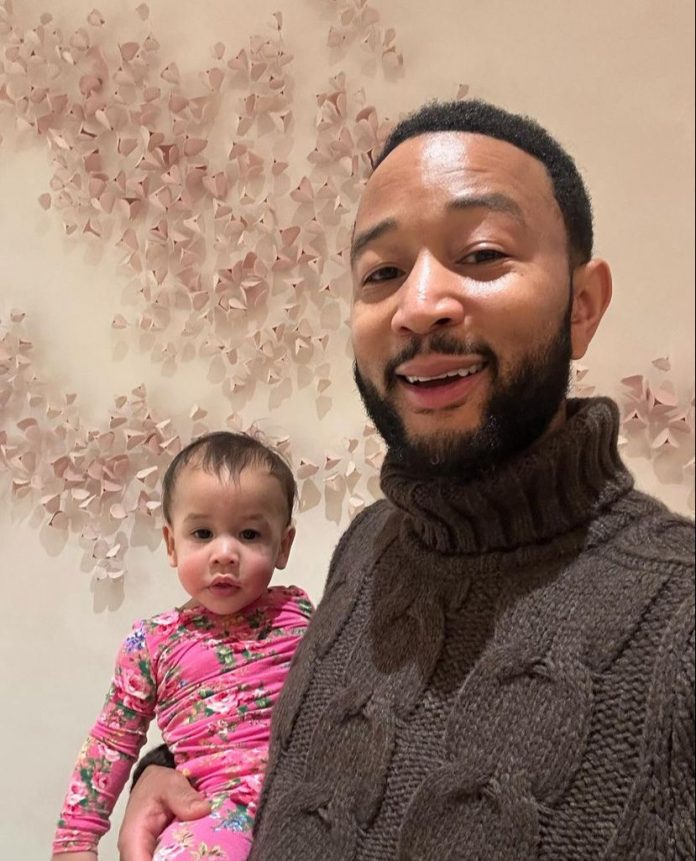 This Saturday (13), John Legend celebrated his daughter Esti's first birthday, by posting some pictures of her in his Instagram account. (Photo: Instagram)