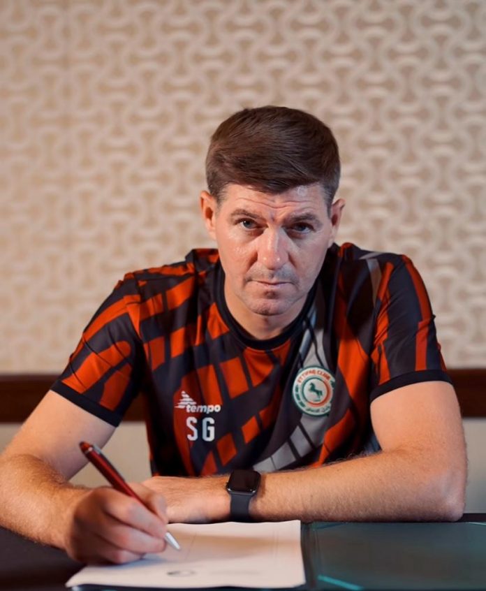 This Thursday (18), Steven Gerrard announced his two-year contract extension to stay as head coach of Saudi Pro League side Al-Ettifaq until 2027.(Photo: Instagram)